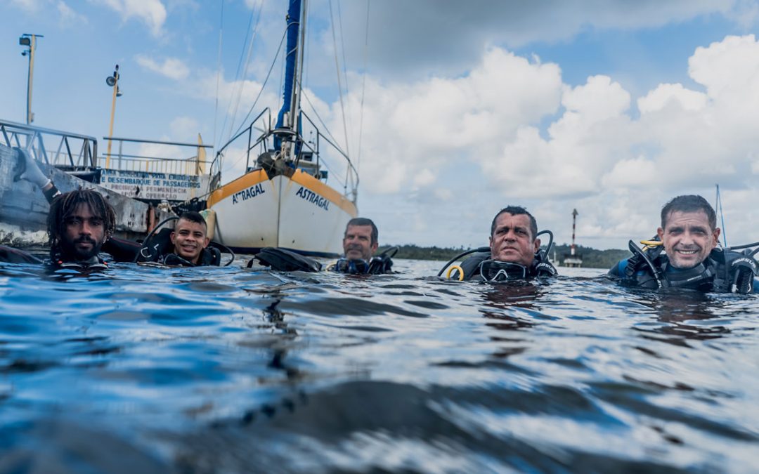 Equipe de mergulhadores da Carbono 14
